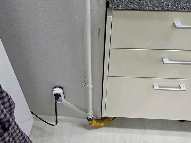 안방 화장대 콘센트 추가설치 시공 후
