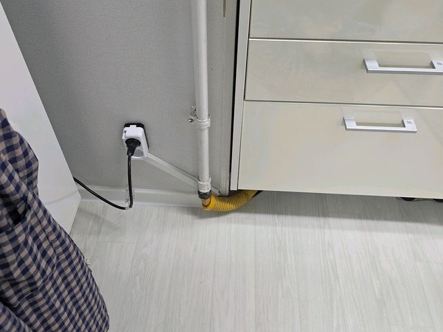 안방 화장대 콘센트 추가설치 시공 후