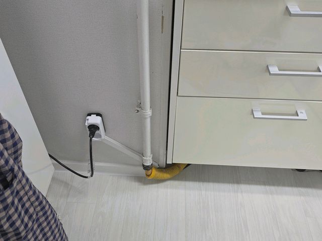 안방 화장대 콘센트 추가설치 시공 후