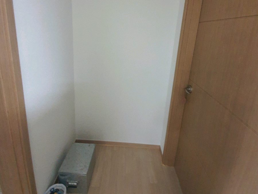성남 콘센트 증설 시공 전 거실 빈 벽 공간