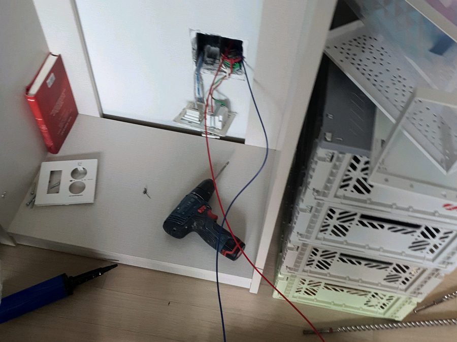 반대편 콘센트를 열고 벽체를 관통하는 작업